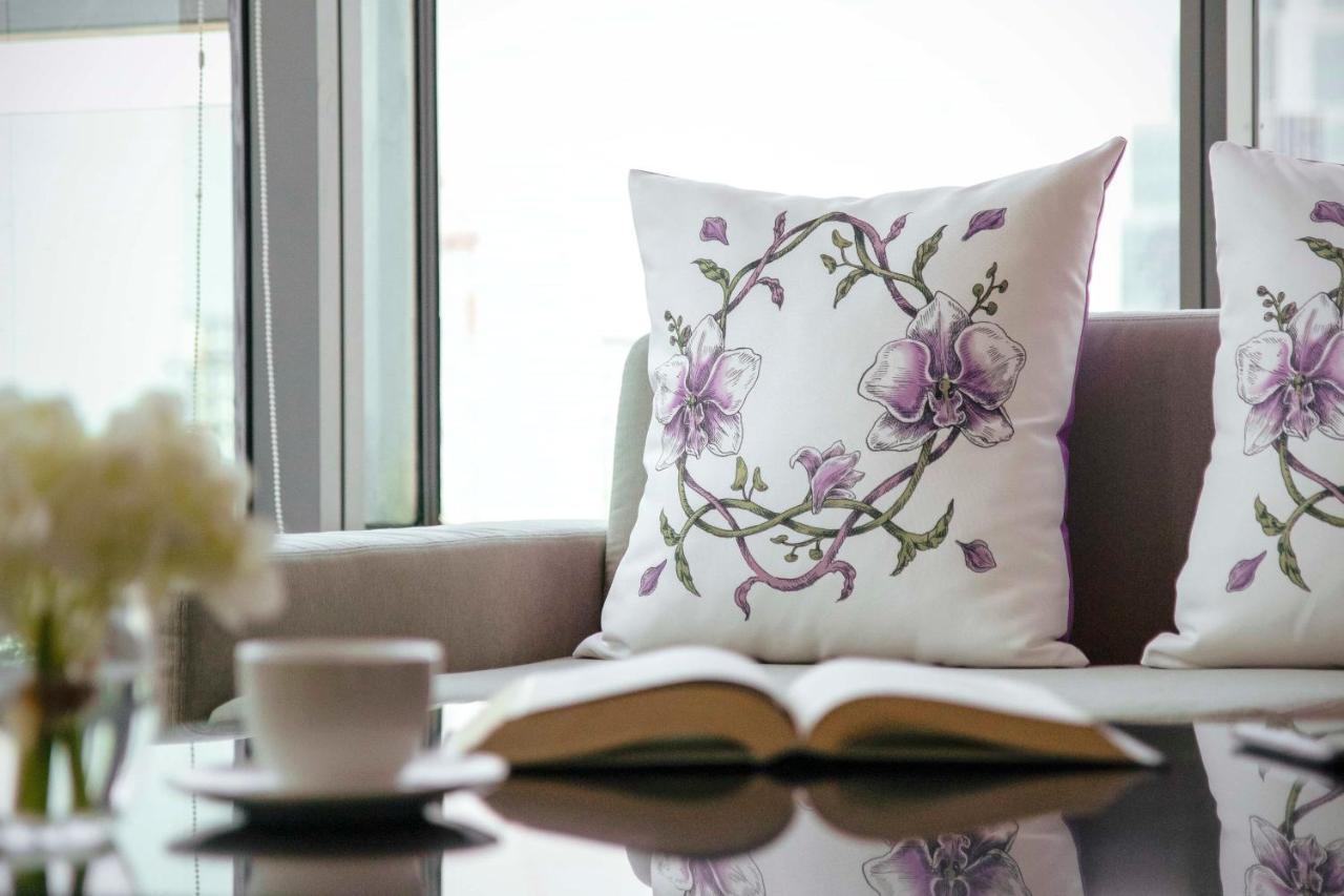 Sivatel Bangkok Hotel Bagian luar foto A cushion