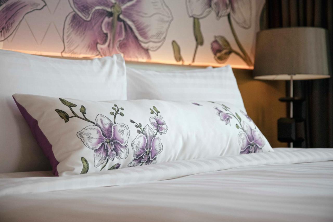 Sivatel Bangkok Hotel Bagian luar foto A pillow