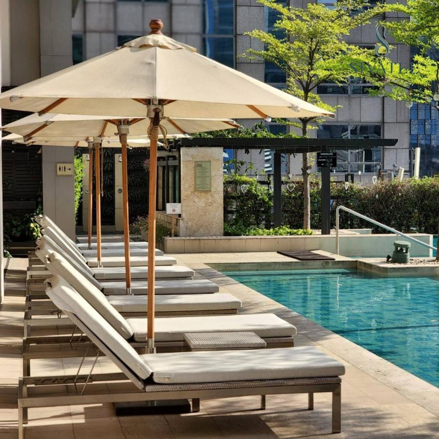 Sivatel Bangkok Hotel Bagian luar foto The pool at the hotel
