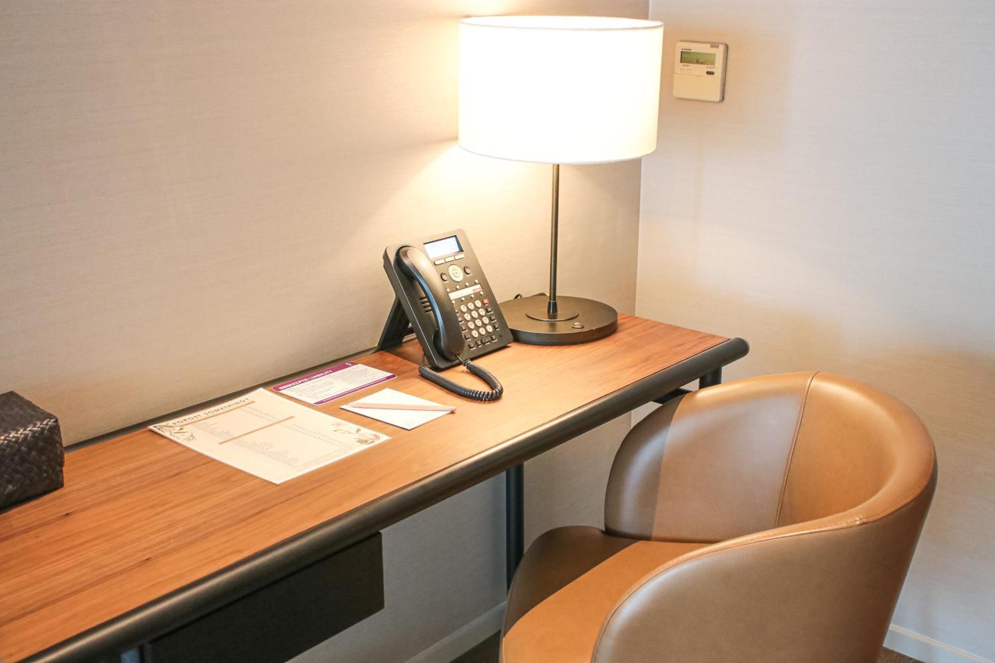 Sivatel Bangkok Hotel Bagian luar foto A desk with a telephone