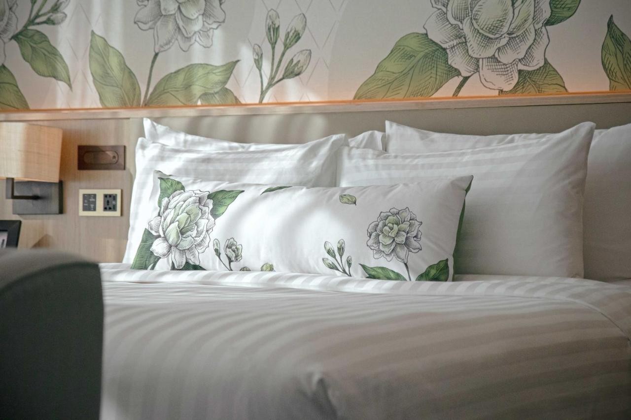 Sivatel Bangkok Hotel Bagian luar foto Silk pillows