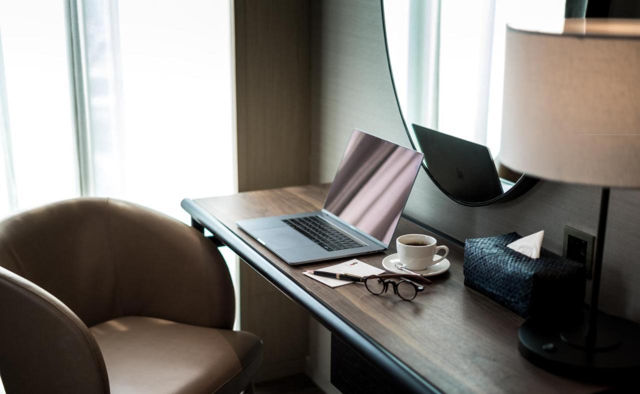 Sivatel Bangkok Hotel Bagian luar foto A laptop on a desk