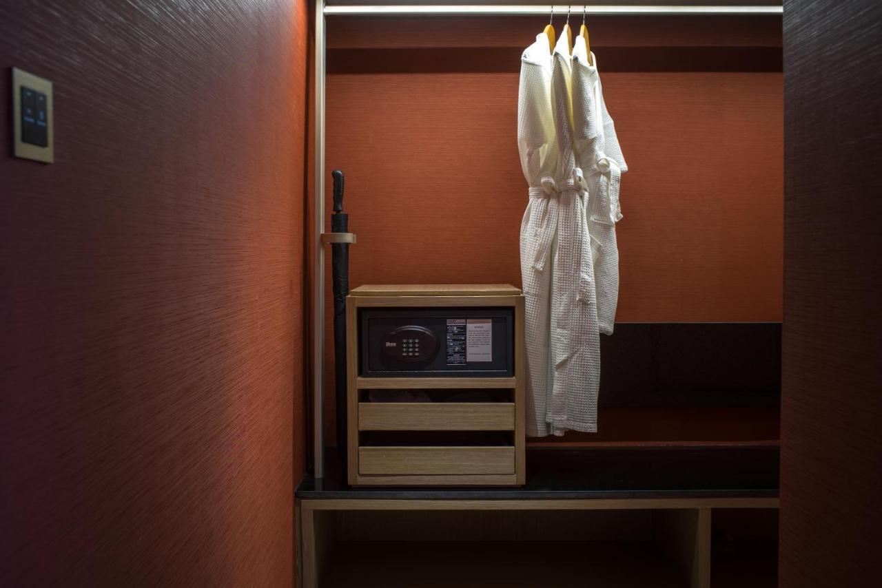 Sivatel Bangkok Hotel Bagian luar foto A safe in a hotel room