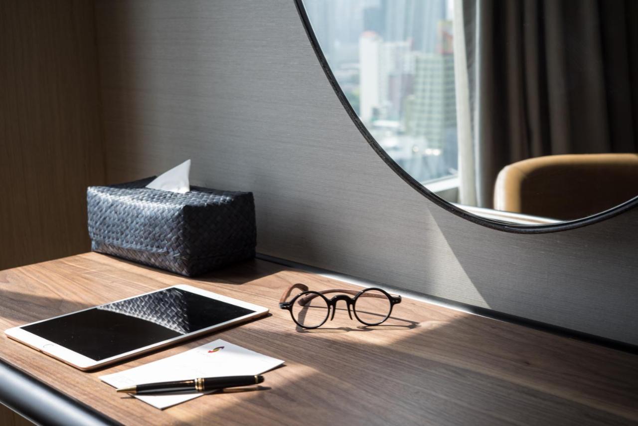 Sivatel Bangkok Hotel Bagian luar foto A desk in a hotel room