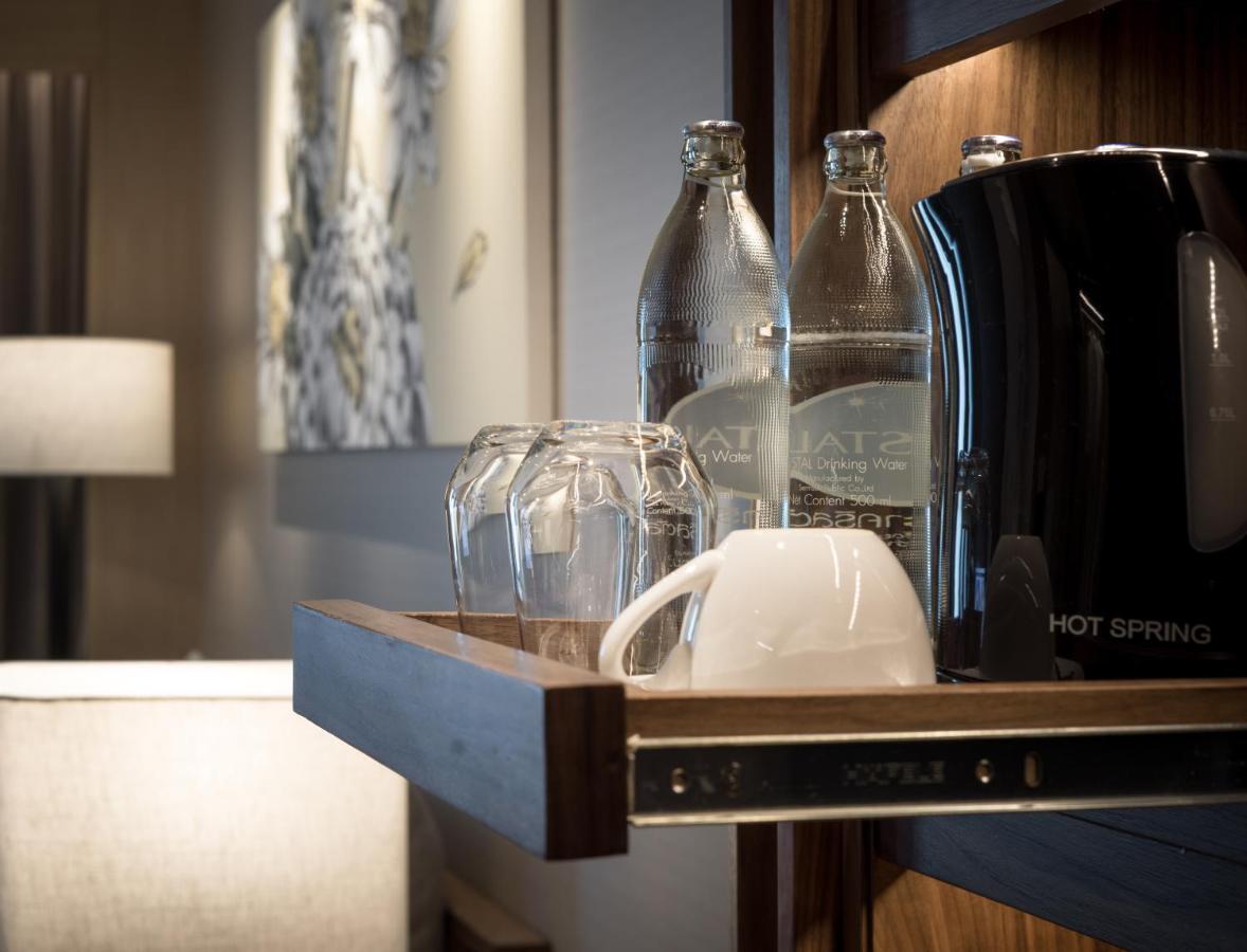 Sivatel Bangkok Hotel Bagian luar foto Bottled water in a hotel room