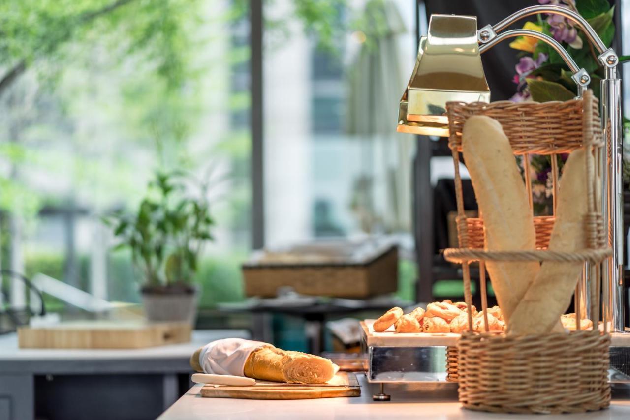 Sivatel Bangkok Hotel Bagian luar foto Bread at a buffet