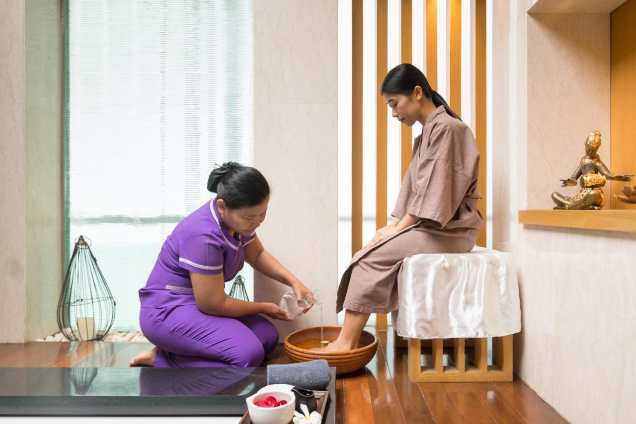 Sivatel Bangkok Hotel Bagian luar foto Thai foot massage